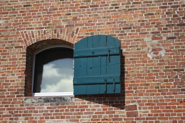 Grüne Fensterläden Aus Holz — Stockfoto