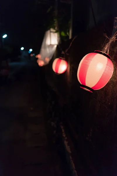 Lanternas Japonesas Vermelhas Brancas Penduradas Longo Uma Parede Pedra Escuro — Fotografia de Stock