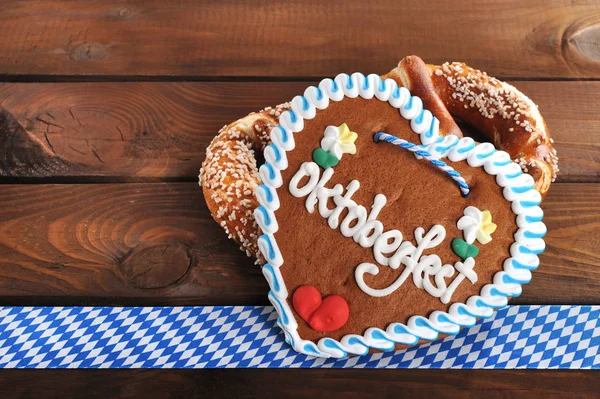 Original Bavarian Pretzels Oktoberfest Gingerbread Heart Front Wooden Wall — Stok fotoğraf