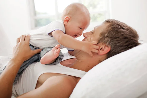 Jeune Père Souriant Avec Son Fils Neuf Mois Sur Lit — Photo