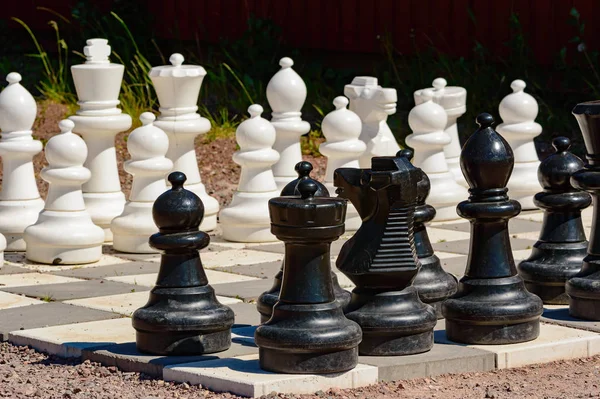Σκακιέρα Κήπου Για Παίξετε Σκάκι Κομμάτια Είναι Στη Θέση Του — Φωτογραφία Αρχείου