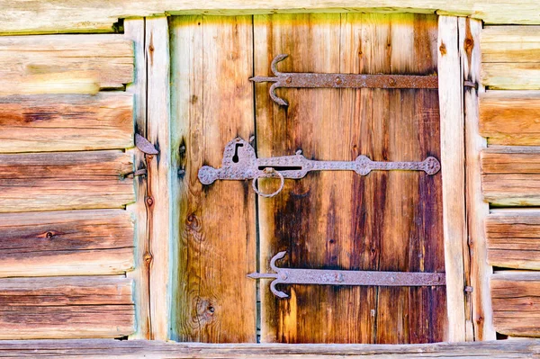 非常古老和有趣的门和锁 门是未漆过的木头 锁和把手的细节是铁制的 金属零件上的细粉 有人为保护这栋大楼付出了很大的努力 — 图库照片