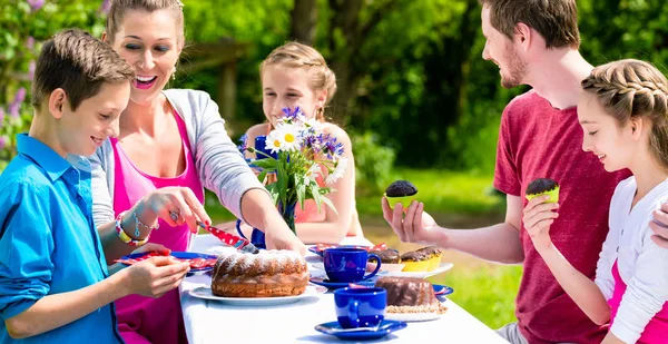Familie Trink Kaffee Garten Und Isst Kuchen — Stockfoto