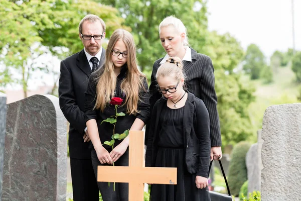 Familie Steht Trauer Grab Auf Friedhof Bei Beerdigung — Stock Photo, Image