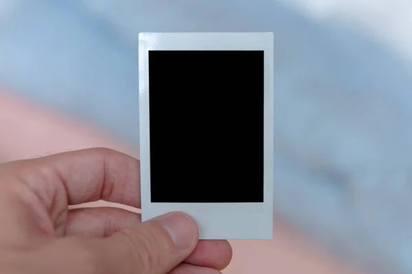 一个男人的手拿着一张充满固体黑色空间的速写胶片 定制了你自己的照片 — 图库照片