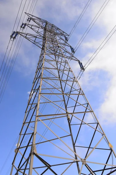 Elektrische Hochspannungskabelmasten — Stockfoto