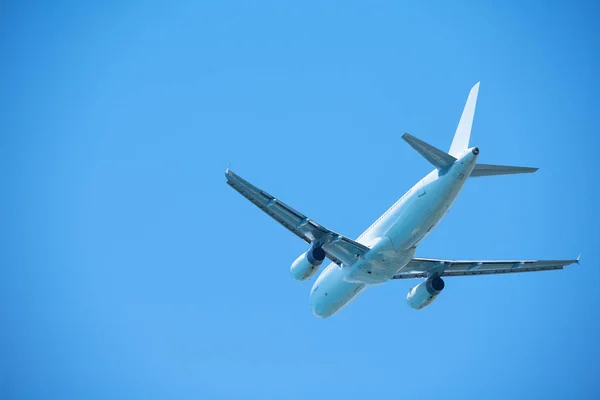 Modern Uçak Seyahat Açık Mavi Gökyüzü Arka Planda — Stok fotoğraf