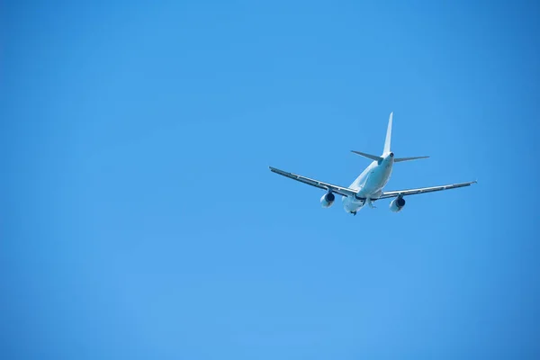 Modern Uçak Seyahat Açık Mavi Gökyüzü Arka Planda — Stok fotoğraf