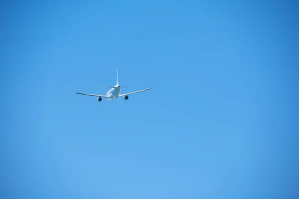 Viagem Avião Moderno Céu Azul Claro Fundo — Fotografia de Stock