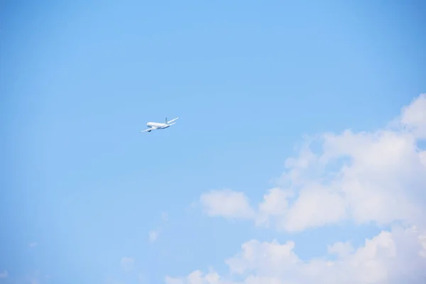 Moderna Flygplan Resor Klarblå Himmel Bakgrunden — Stockfoto