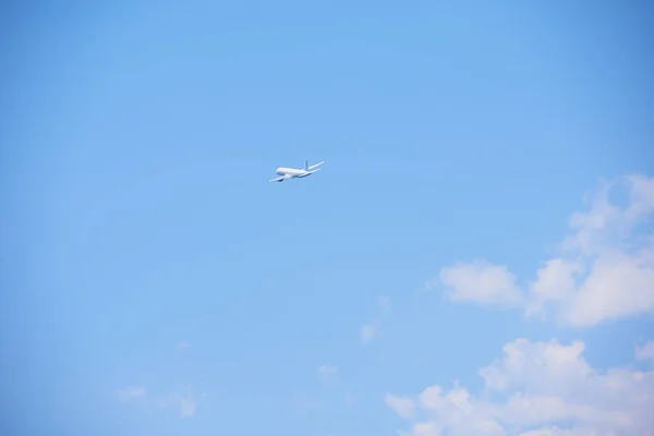 Moderna Flygplan Resor Klarblå Himmel Bakgrunden — Stockfoto