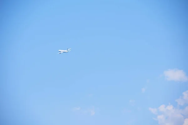 Viagem Avião Moderno Céu Azul Claro Fundo — Fotografia de Stock