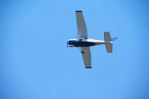 Malé Retro Letadlo Jasné Modré Nebe Pozadí — Stock fotografie