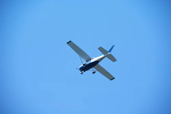 Маленький Ретро Літак Прозоре Блакитне Небо Фоні — стокове фото