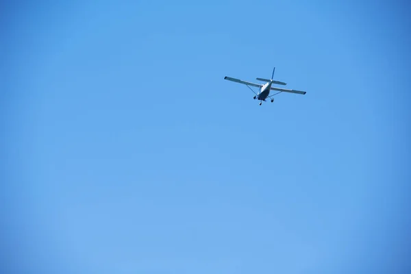 Klein Retro Vliegtuig Heldere Blauwe Lucht Achtergrond — Stockfoto