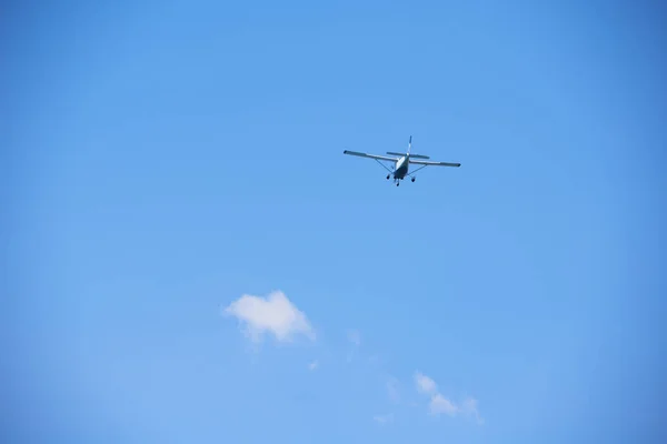 Lille Retro Fly Klar Blå Himmel Baggrunden - Stock-foto