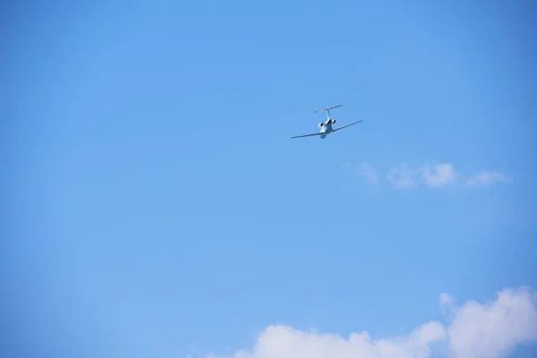 Liten Retro Flygplan Klarblå Himmel Bakgrunden — Stockfoto