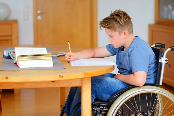 Menino Deficiente Cadeira Rodas Fazendo Lição Casa — Fotografia de Stock
