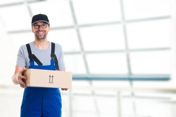 Vriendelijke Postbode Met Pakketten Voor Witte Achtergrond — Stockfoto