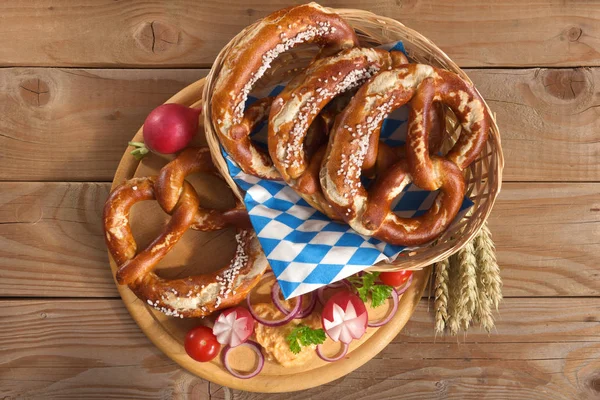 Баварский Вегетарианский Завтрак Крендельками Обаздой Деревянной Доске — стоковое фото