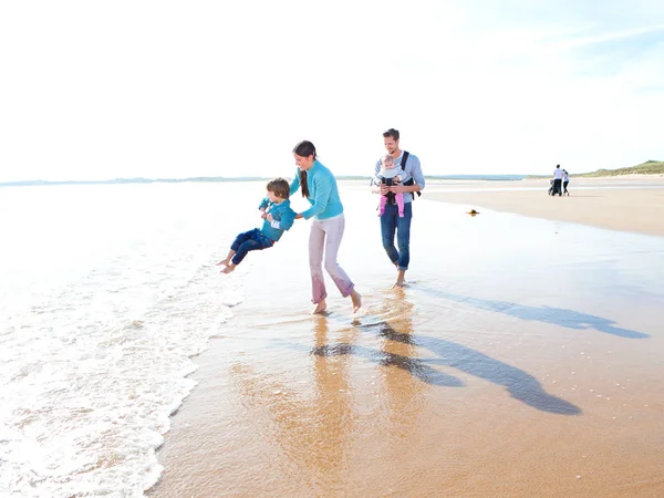 Moeder Vader Spelen Het Strand Met Hun Kinderen — Stockfoto