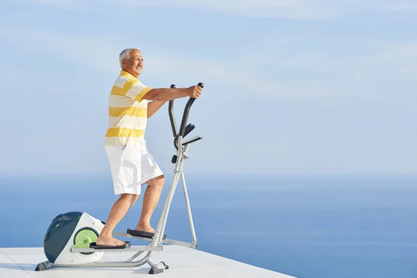 Homme Âgé Bonne Santé Travaillant Sur Machine Tapis Roulant Gymnase — Photo