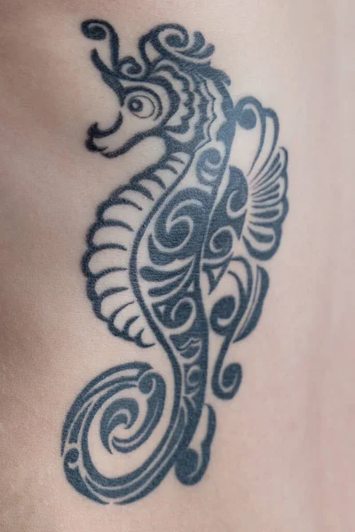 Een Tatoeage Van Een Zwarte Tribal Stijl Seahorse Een Vrouw — Stockfoto