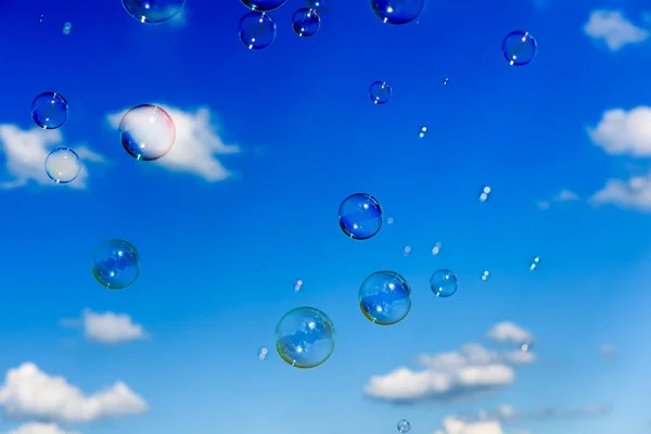 Montón Burbujas Jabón Volando Hacia Cielo Azul Oscuro — Foto de Stock
