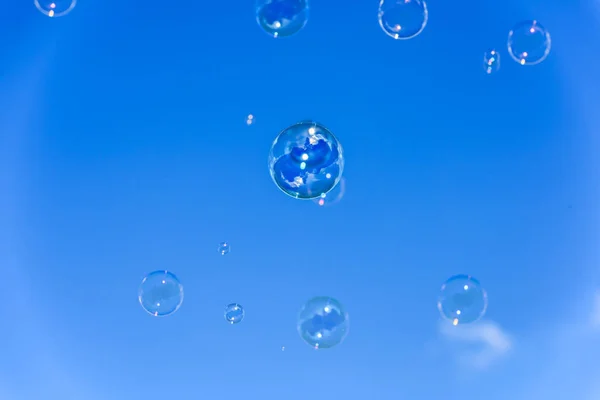 Montón Burbujas Jabón Volando Hacia Cielo Azul Oscuro — Foto de Stock
