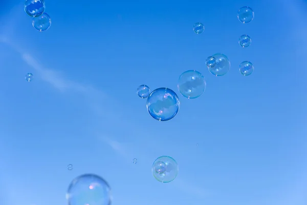 Monte Bolhas Sabão Voando Para Céu Azul — Fotografia de Stock