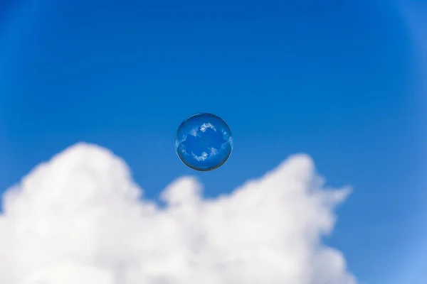 Eine Große Seifenblase Fliegt Den Blauen Himmel — Stockfoto