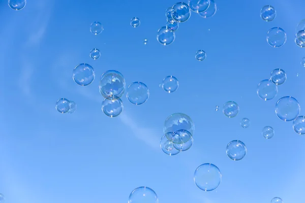 Montón Burbujas Jabón Volando Hacia Cielo Azul — Foto de Stock