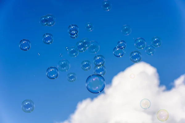 Ett Gäng Såpbubblor Flyger Upp Den Mörkblå Himlen — Stockfoto