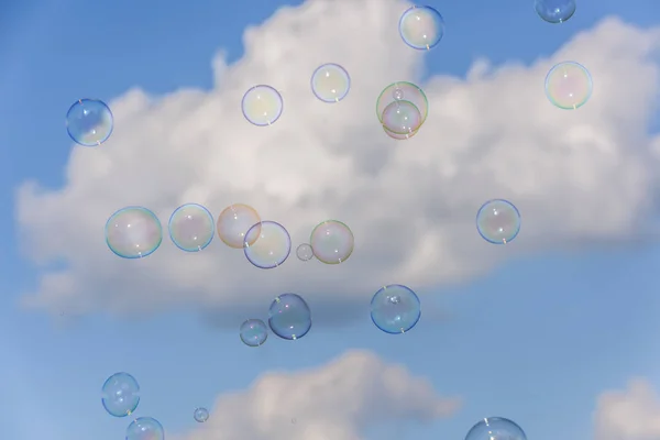 Montón Burbujas Jabón Coloridas Que Vuelan Hacia Cielo Azul Nublado — Foto de Stock
