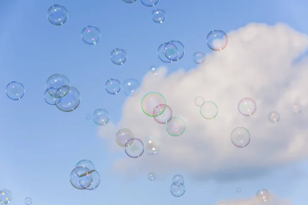 Montón Burbujas Jabón Coloridas Que Vuelan Hacia Cielo Azul Nublado — Foto de Stock