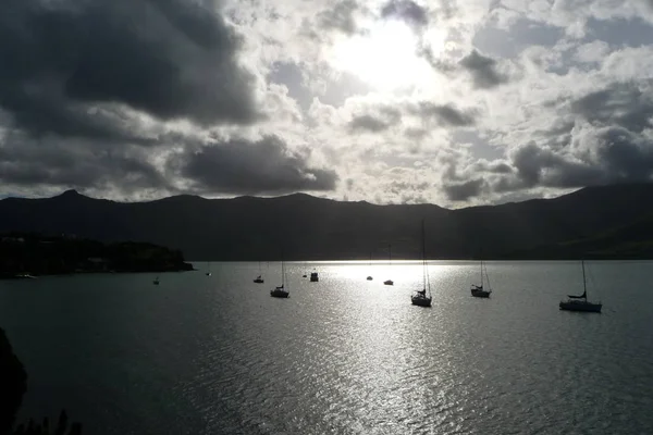 Bahía Puerto Akaroa Nueva Zelanda Con Barcos Vela — Foto de Stock