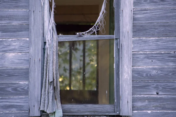 Ein Zerbrochenes Fenster Einem Verlassenen Gebäude — Stockfoto