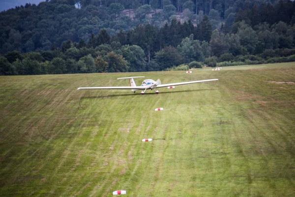 飛行場内の飛行機の視界は — ストック写真