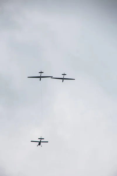 Motorflugzeug Schleppt Zwei Segelflugzeuge Die Luft — Stockfoto