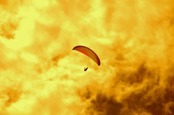 Silueta Parapente Volando Sobre Cielo —  Fotos de Stock