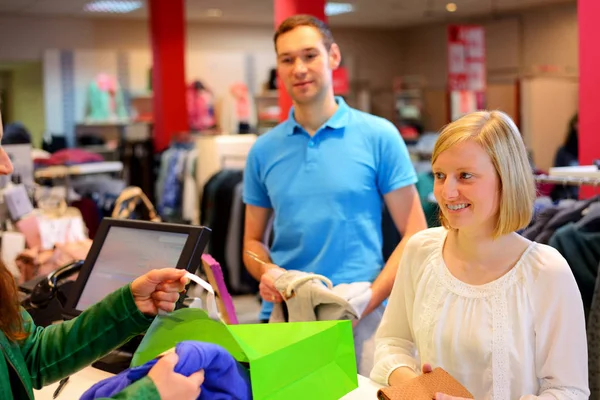 Mujer Joven Hombre Tienda Ropa Sobre Mostrador — Foto de Stock