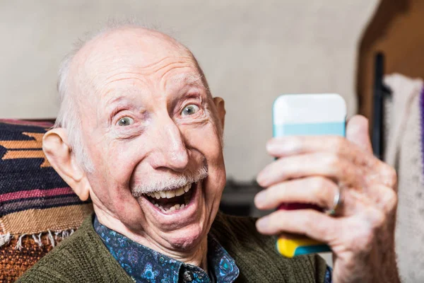 Starší Pán Bere Selfie Chytrým Telefonem — Stock fotografie
