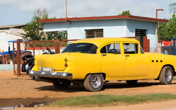 Küba Sarısı Klasik Amerikan Arabaları Bir Arabanın Önüne Park Edilmişti — Stok fotoğraf