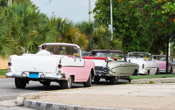 Cuba Amerikaanse Klassieke Auto Park Varadero Aan Rand Achter Elkaar — Stockfoto