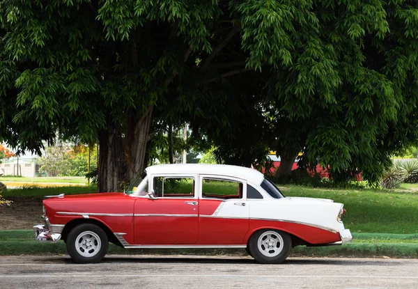 Cuba Merah Mobil Vintage Putih Yang Diparkir Havana — Stok Foto