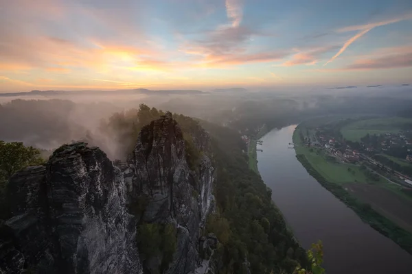 Blick Vom Aussichtspunkt Bastei Der Sächsischen Schweiz Auf Die Stadt — Stockfoto