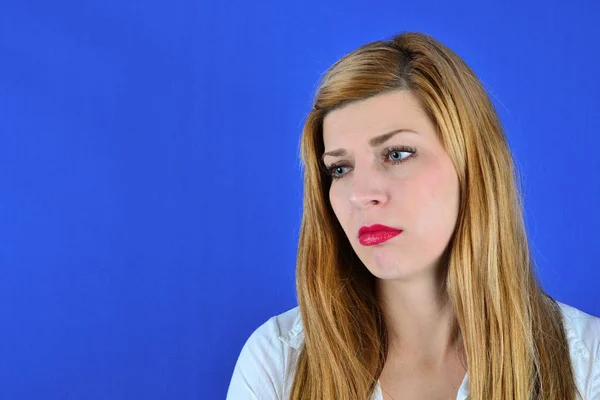 Portrait Une Jeune Femme Sur Fond Bleu — Photo