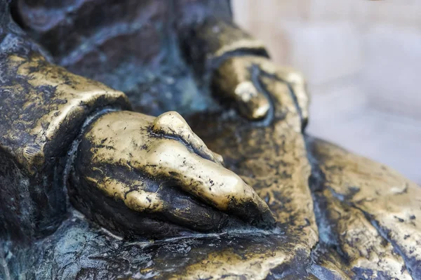 Mãos Escritor Uma Estátua Bronze — Fotografia de Stock