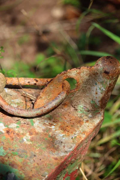 Roestige Metalen Buis Met Een Roestig Ijzer — Stockfoto