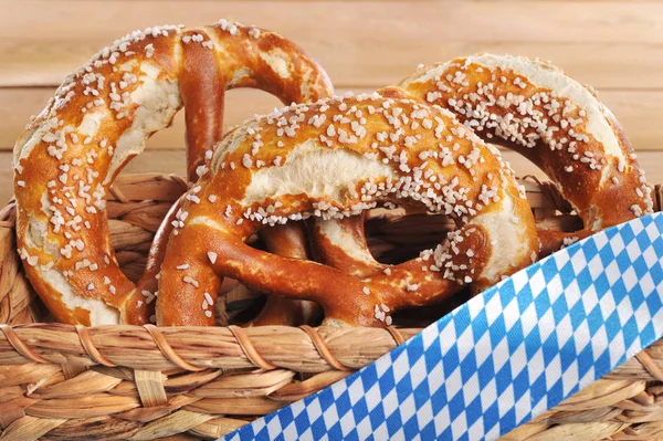 Drei Original Bayerische Salzbrezeln Mit Salz Vor Einer Holzwand — Stockfoto